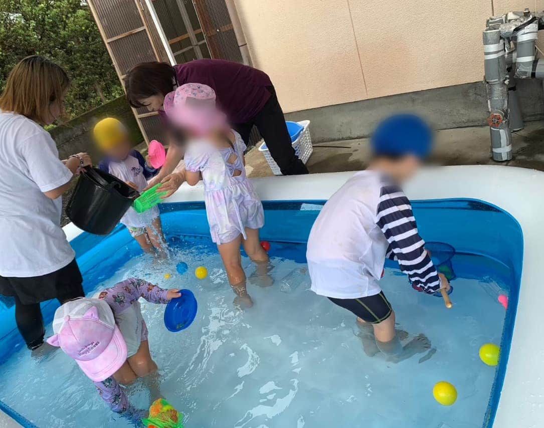 プール遊びの画像
